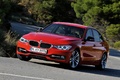 BMW 335i - rouge - 3/4 avant gauche, dynamique 4