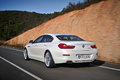 BMW 650i 2015 GranCoupé - Blanche - 3/4 arrière gauche dynamique