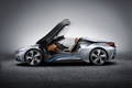 BMW i8 Spyder - grise - profil gauche, portes relevées