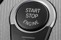 BMW M5 F10 bleu bouton Start & Stop debout