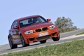 BMW Série 1M orange 3/4 avant droit penché