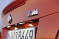 BMW Série 1M orange logo coffre