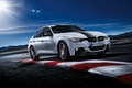 BMW Série 3 M Performance blanc 3/4 avant droit travelling penché