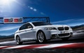 BMW Série 5 M Performance blanc 3/4 avant droit travelling penché