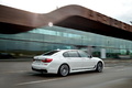 BMW Série 7 2015 - Blanche - 3/4 arrière gauche dynamique
