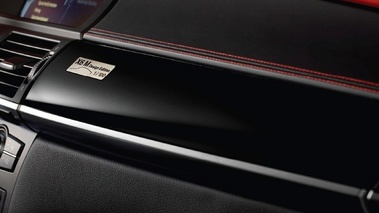 BMW X6 M Design Edition - Blanc - habitacle, plaquette numérotée
