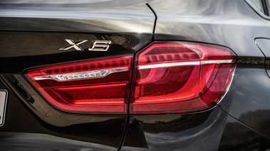 BMW X6 xDrive 50i 2014 - noir - détail, feu arrière