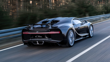 Bugatti Chiron noir 3/4 arrière droit travelling