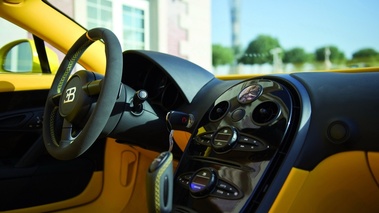 Bugatti Veyron Grand Sport - noire/jaune - tableau de bord