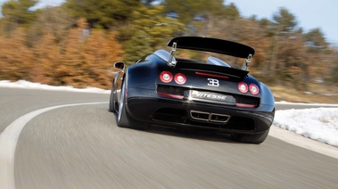 Bugatti Veyron Grand Sport Vitesse noir face arrière travelling penché