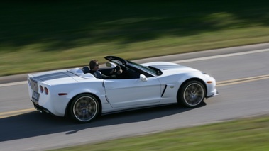 Corvette 427 Cabrio Collector Edition - Arctic White - profil droit supérieur dynamique