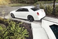 Chrysler 300C SRT-8 blanc 3/4 arrière gauche