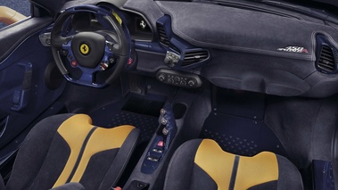 Ferrari 458 Speciale A jaune intérieur