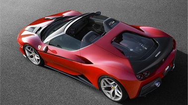 Ferrari J50 rouge 3/4 arrière gauche vue de haut penché