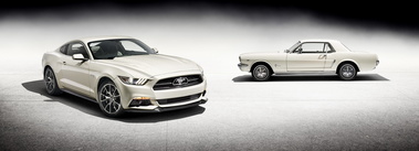 Ford Mustang 50 Years - blanche - 3/4 avant droit, avec Mustang 64