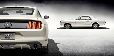Ford Mustang 50 Years - blanche - arrière, avec Mustang 64