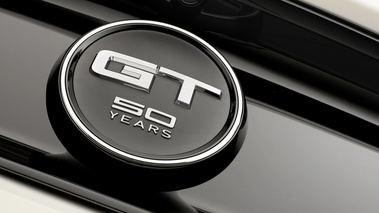 Ford Mustang 50 Years - blanche - détail, logo arrière