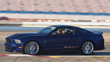 Shelby 1000 - bleue - profil gauche, dynamique