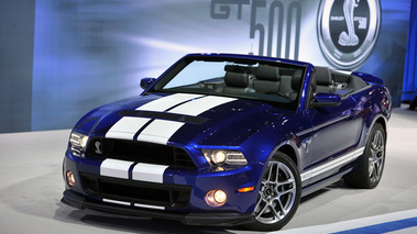 Shelby GT500 Convertible - bleue - 3/4 avant gauche, Salon de Chicago