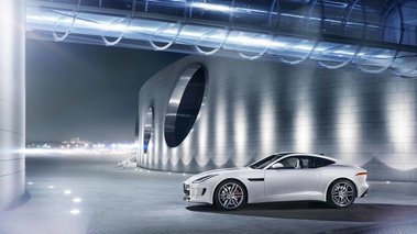Jaguar F-Type Coupe blanc profil