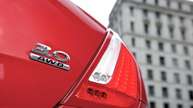 Jaguar XJ V6 AWD rouge logo coffre