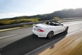 Jaguar XKR-S Convertible blanc 3/4 arrière droit travelling vue de haut