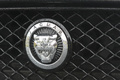 Jaguar XKR-S noir logo calandre