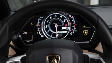 Lamborghini Aventador noir compte-tours