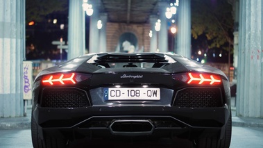 Lamborghini Aventador noir face arrière