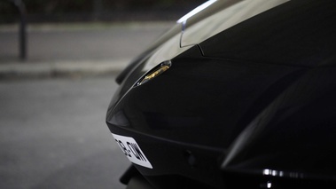 Lamborghini Aventador noir logo capot