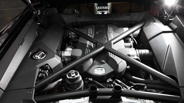 Lamborghini Aventador noir moteur 2