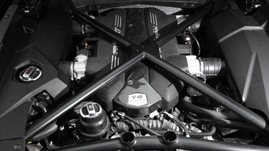 Lamborghini Aventador noir moteur debout