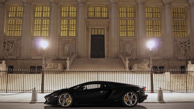 Lamborghini Aventador noir profil 2