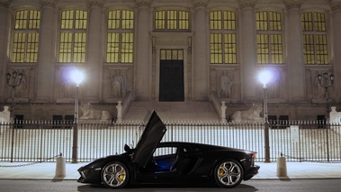 Lamborghini Aventador noir profil porte ouverte