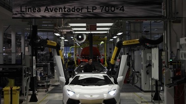 Usine Lamborghini - chaîne de montage Aventador debout 5