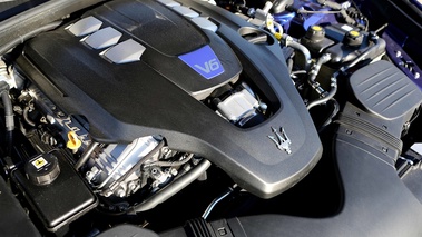 Maserati Ghibli bleu moteur