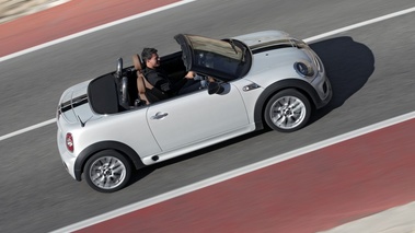 Mini Roadster - blanc bandes noires - profil droit, ouvert, de haut penché