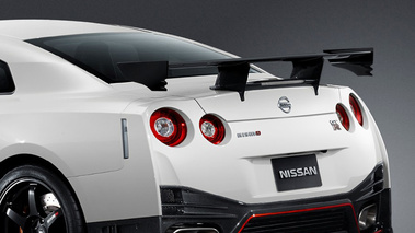Nissan GT-R Nismo - blanche - spoiler + arrière gauche