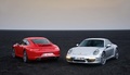 Porsche 991 Carrera S gris 3/4 avant gauche & 991 Carrera rouge 3/4 arrière gauche
