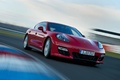 Porsche Panamera GTS - rouge - 3/4 avant droit, penché, dynamique