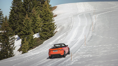 Range Rover Evoque cabriolet - Orange - 3/4 arrière droit dynamique, neige