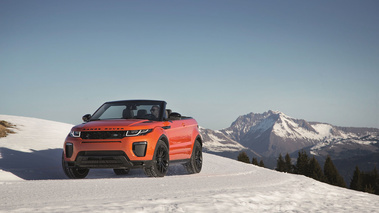 Range Rover Evoque cabriolet - Orange - 3/4 avant gauche, dynamique, dans la neige