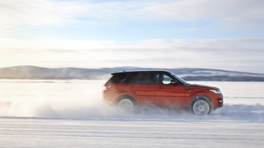 Range Rover Sport 2013 - rouge - profil droit dynamique, dans la neige