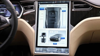 Tesla Model S bordeaux écran console centrale