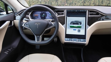 Tesla Model S bordeaux tableau de bord