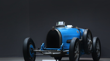 Vente Bonhams - Bugatti Type 54 Grand Prix bleu 3/4 avant gauche