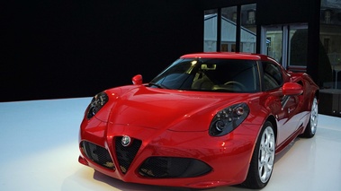 Alfa Romeo 4C rouge 3/4 avant gauche