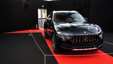 Festival Automobile International de Paris 2017 - Maserati Levante noir 3/4 avant droit