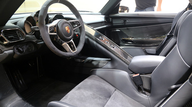 Porsche 918 Spyder blanc intérieur