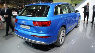 Audi Q7 e-Tron bleu 3/4 arrière droit